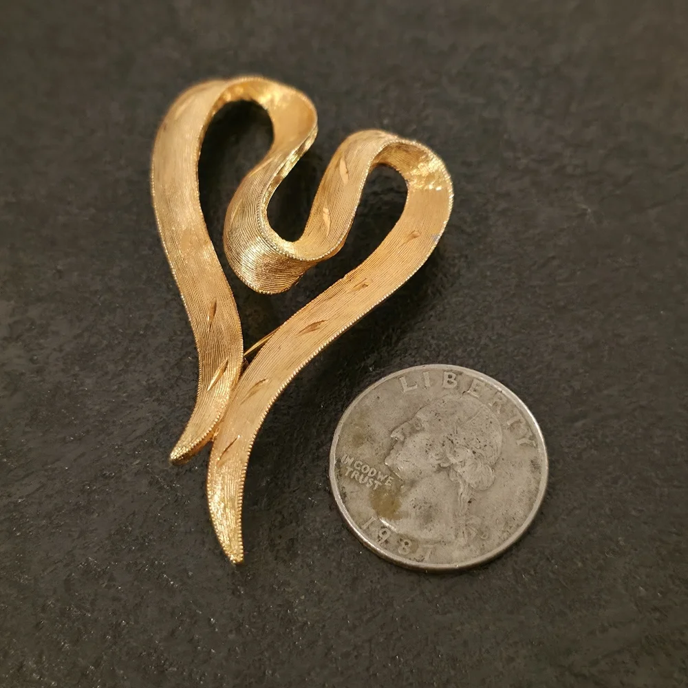 Vintage JJ Jonette Jewelry Signed Abstract Heart Ribbon Brooch – Textured Gold T